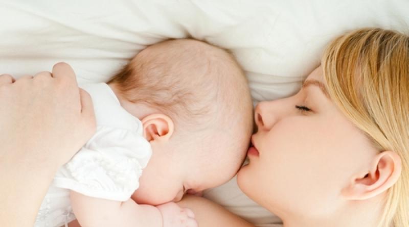 Dovrei svegliare il mio neonato per l'allattamento?